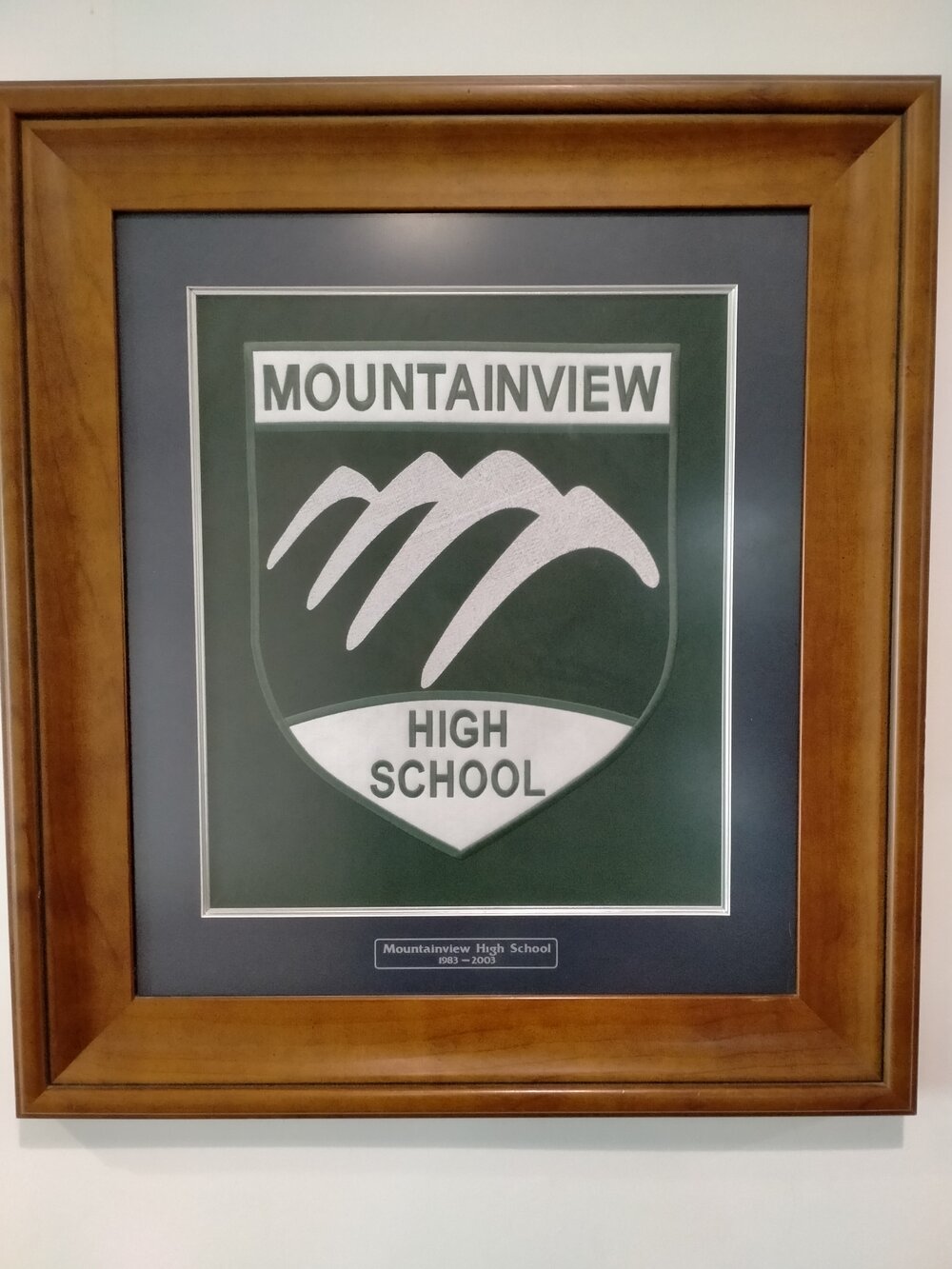 Mountainview High School (1983-2003) crest