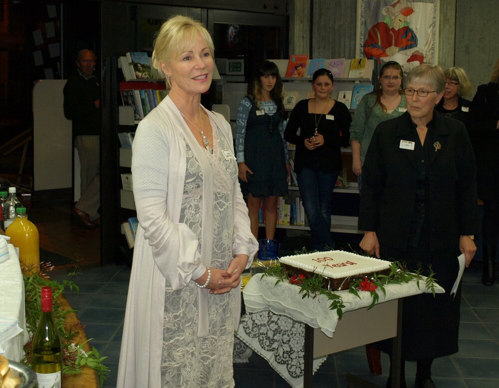 Mayor Janie Annear and Linda Hughes