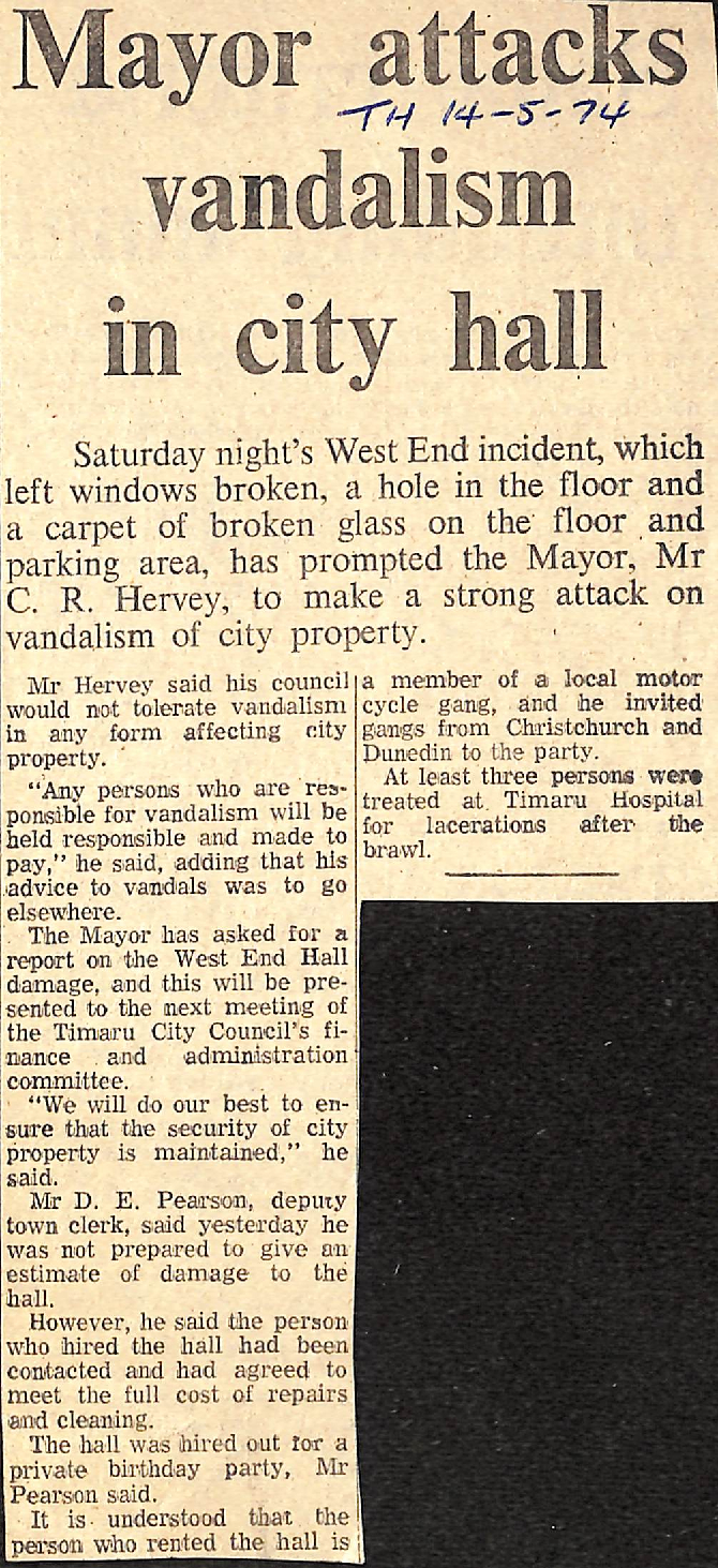 Mayor attacks vandalism in city hall