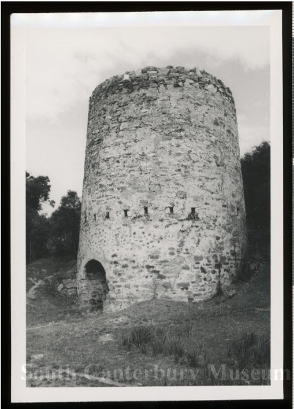Historic Kakahu lime kiln, photographed in the 1980s or early 1990s. Image courtesy of the South Canterbury Museum, item 2021/010.03. Please contact the museum for more information.