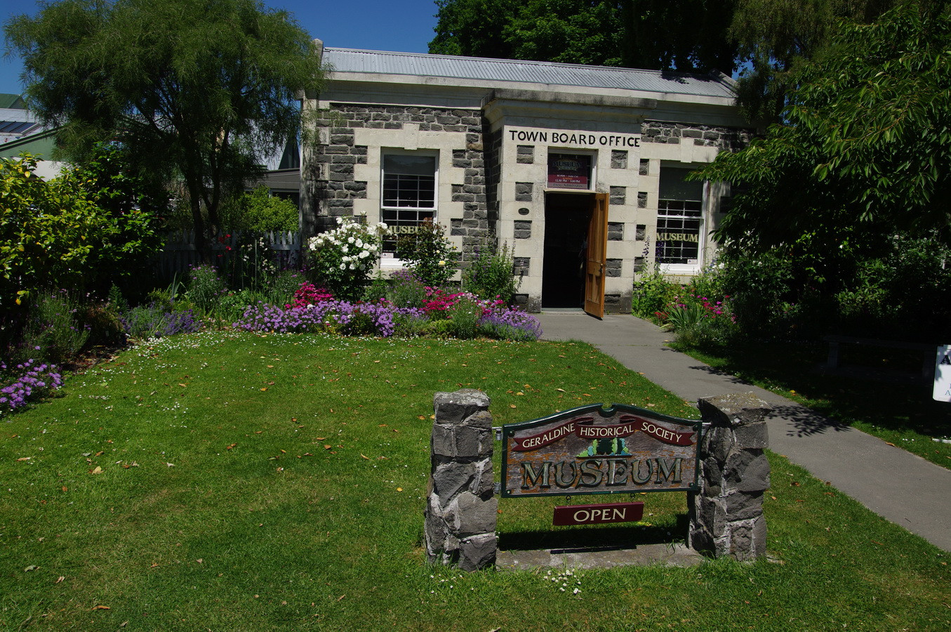 Image from User: Bgabel at  wikivoyage shared, CC BY-SA 3.0 <https://creativecommons.org/licenses/by-sa/3.0>, via Wikimedia Commons