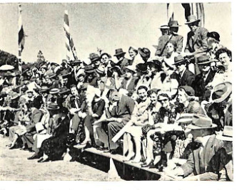 Crowds in Timaru waiting to see the Queen.
Image from booklet "Royal Visit to South Canterbury Timaru Monday 25 January 1954"